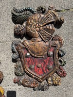 Auktion 375<br>gr. Holz-Wappen, bemalt, hing jahrzehnte im Turm auf Neuwerk, 60x36 cm