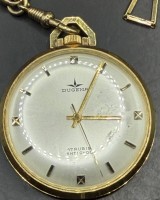 Auktion 373<br>mechan Dugena Taschenuhr, Plaque (vergoldet) an Uhrenkette "FBM"  Amerikan Double, Werk l&auml;uft, D-4 cm