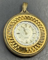 Auktion 373<br>mechan. Damen-Umh&auml;ngeuhr "Anker" 17 Rubis, Aufzugkrone fehlt, R&uuml;ckseite emailliert, D-3,5 cm