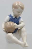 Auktion 373<br>Porzellanfigur ,, Junge mit Ball '' gemarkt nur Nummer , wohl Carl Scheidig ?