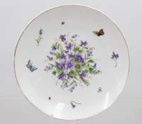 Auktion 373<br>Wand- Porzellanteller von Rosenthal, verziert mit  Veilchendekor (Violets),  Insekten und Vergissmeinnicht 