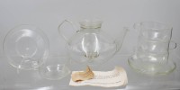 Auktion 373 / Los 10035 <br>Teekanne aus Jenaer Glas  von Heinrich L&ouml;ffelhardt entworfen. Bauhaus-Design aus den 1950er Jahren&minus;