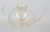 Auktion 373 / Los 10036 <br>Jenaer Glas Teekanne  ein Bauhaus-Klassiker, entworfen von Wilhelm Wagenfeld .