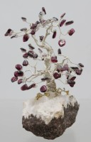 Auktion 373<br>Drahtbaum ( silberfarbend) auf Mineral-Stein ? mit Granatsplittern 