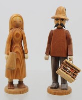 Auktion 373 / Los 15091 <br>2 Holzfiguren Mann &amp; Frau