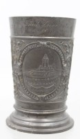 Auktion 373<br>Patriotischer Zinnbecher mit Abbildung des Kyffh&auml;user Denkmals und Reichsadler um 1900 .