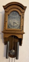Auktion 373 / Los 2104 <br>vintage mechan. Wanduhr "Hermle" in Eichegeh&auml;use, Werk l&auml;uft
