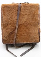 Auktion 373 / Los 7036 <br>Schweizer Armee Fellrucksack, der auch als "Felltornister"  "Haaraffe" bezeichnet wird.