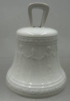 Auktion 373<br>Glocke K&ouml;nigliche Porzellanmanufaktur Berlin 20. Jh. Friedensglocke mit Reliefglasur und dem Datum 24.10.1950. Innen unterglasurblaue Zeptermarke. D-ca. 10,5 cm, H&ouml;he ca. 12cm. Guter Zustand.