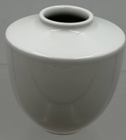 Auktion 373<br>weisse Vase "KPM" Berlin, H-10 cm, D-10 cm