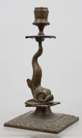 Auktion 373<br>Bronze Kerzenhalter mit Fabel-Fischfigur , &auml;lter 
