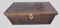 Auktion 373 / Los 15510 <br>gr. ostasiatische Truhe, reich beschnitzt mit Messing Griffen und Schloss, 95x43 cm, H-45 cm (ohne Inhalt)