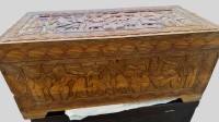 Auktion 373 / Los 15511 <br>gr. afrikanische Truhe, reich beschnitzt, L-98 cm, B-42 cm, H-43 cm