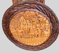 Auktion 373 / Los 15512 <br>runde Holzplatte, Figuren-Relief, wohl Bali? D-75 cm