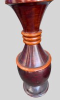Auktion 373 / Los 15518 <br>hohe braune Holzvase, helle Ringe, H-59 cm