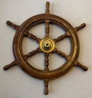 Auktion 373 / Los 16056 <br>kl. Holz-Steuerrad mit Messingnabe, lange Wandschraube fehlt, D-57 cm