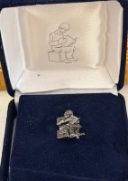 Auktion 373<br>Knopf-Miniatur "Der Vorleser" Symbol der NGG, &auml;lteste Gewerkschaft Deutschlands, Metall, in orig. Kasten