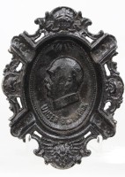 Auktion 373<br>Alter Gussmetall Ascher mit Relief von Bismarck , 