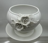 Auktion 373<br>KPM BERLIN ZEPTER &Uuml;BERTOPF CACHEPOT WEISS BL&Uuml;TEN ORNAMENT PLASTISCHES RELIEF, minim. Chips, mit Unterteller, D-19 cm, H-12,5 cm, D16 cm,
