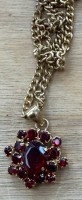 Auktion 373<br>Doublee-Kette mit Anh&auml;nger, rote Seine, D_2 cm
