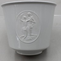 Auktion 373<br>gr. Blumen-&Uuml;bertopf "KPM" Berlin, Arkadia, mit Medaillon, H-16 cm, D-19 cm