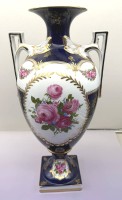 Auktion 374<br>hohe Amphorenvase im Empire-Stil, Rosen mit Gold und Kobalt, ungedeutete Blaumarke, H-48 cm