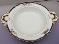 Auktion 373<br>gr. Meissen Henkelschale auf Stand mit Griffen, Blumenmalerei und Kobaltrand mit Gold, Knaufschwerter um 1860, 1.Wahl, guter Zustand