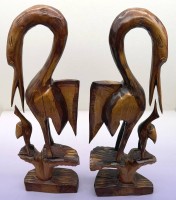 Auktion 373 / Los 15103 <br>Paar f&uuml;tternde Reiher, afrikan. Holzschnitzerei, H-ca. 47 cm