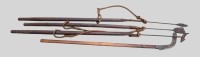 Auktion 373<br>4 Teile historisches Walfang-Werkzeug wie Flensmesser, Harpune etc., alle Eisen handgeschmiedet und mit Holzstangen, L-max 240 cm, wohl alle 19.Jhd. (nicht als Paket versendbar!)