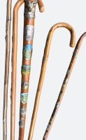 Auktion 373<br>5x div. Wanderst&ouml;cke, mit div. Schildern beschlagen