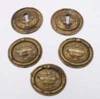 Auktion 373 / Los 15113 <br>5x M&ouml;belapplikationen, wohl Messing, alter ?, je ca. 6 x 7cm