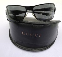 Auktion 373 / Los 15115 <br>orig. Gucci Sonnenbrille in Etui, diese oben besch&auml;digt