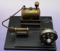 Auktion 373 / Los 16067 <br>Dampfmaschine auf Eisenplatte, Messingkessel, Hersteller?, Eigenbau?,  Platte 30x27 cm, ca. 6,8 kg schwer