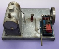 Auktion 373 / Los 16069 <br>alte Dampfmaschine auf Metallplatte, Hersteller?? 28x33,5 cm