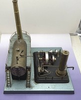 Auktion 373<br>gr. Dampfmaschine auf Metallplatte, 37x40 cm, Hersteller?,