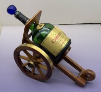 Auktion 373<br>Dekantier Lafette mit Flasche, L-ca. 33 cm, H-ca. 27 cm