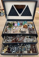 Auktion 373<br>kl. Schmuckkoffer voller Modeschmuck