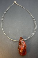 Auktion 373<br>3-fach Silber-925- Halsband mit gr. Bernstein-Anh&auml;nger