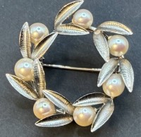 Auktion 373<br>runder Silber-Brosche mit Perlchen, D- 4cm, 6,85 gr