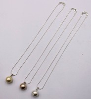 Auktion 373<br>3x div. Halsketten mit Muschelkernperlen-Anh&auml;nger
