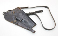 Auktion 373 / Los 7078 <br>wohl US M7 Schulterholster aus schwarzem Leder, Altersspuren
