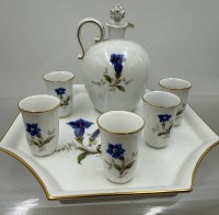 Auktion 373<br>Meissen Schnaps-Set mit Enzian-Dekor, Tablett mit Schnapskrug und 5 Bechern, tw. 2.Wahl, Krug am  Rand besch&auml;digt, Teile anbei, H-13 und 5 cm, D-21 cm