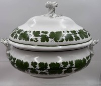 Auktion 373<br>gr. ovale Deckelterinne "Meissen" Weinlaubdekor, Schwertermarke durchschliffen, H-28 cm, 38x23 cm