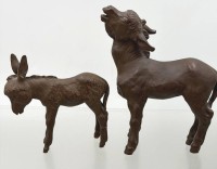 Auktion 373<br>2 Esel "Meissen" B&ouml;ttger-Steinzeug, H-11 und 16 cm, bei Fohlen 2 Beine geklebt, grosse fehlerlos