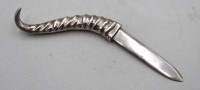 Auktion 373<br>Brief&ouml;ffner in form eines Horns, in der Art von Gabriella Crespi, Almazan Spain, versilbert, ca. L-28cm