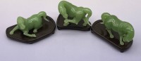 Auktion 373 / Los 15529 <br>3x chines. Jade (Nephrit?) Pferde, auf Holzsockeln, H-max. 8 cm, L-10 cm