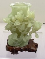 Auktion 373 / Los 15531 <br>Jade Vase  auf Holzsockel, H-15 cm, B-12 cm, Rand mit Kleberesten?