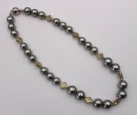 Auktion 373<br>Modeschmuck-Perlenkette, versilberte Zierelemente, Magentschlie&szlig;e, ca. L-44cm