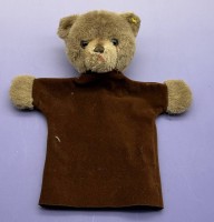 Auktion 373 / Los 12074 <br>Steiff Handpuppe B&auml;r, Knopf+Restfahne