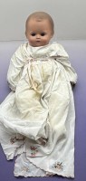 Auktion 373<br>Babypuppe im Taufkleid "WERNICKE Replik f&uuml;r Brigitte", H-55 cm, Kurbelkopf, Augen reingefallen, Replik von 1924